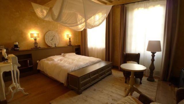 Les Demeures De Marie Bed & Breakfast Pace  Exterior photo